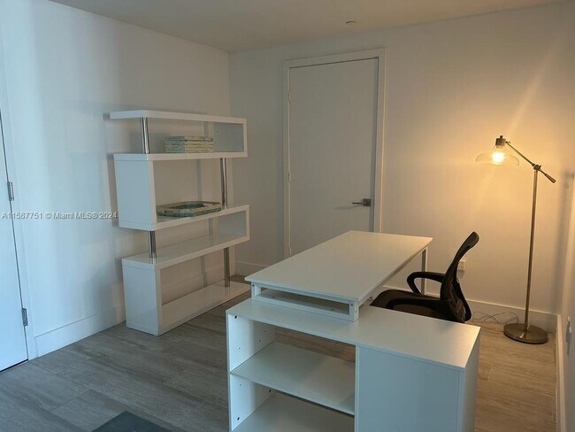 Foto del edificio - 121 NE 34th St