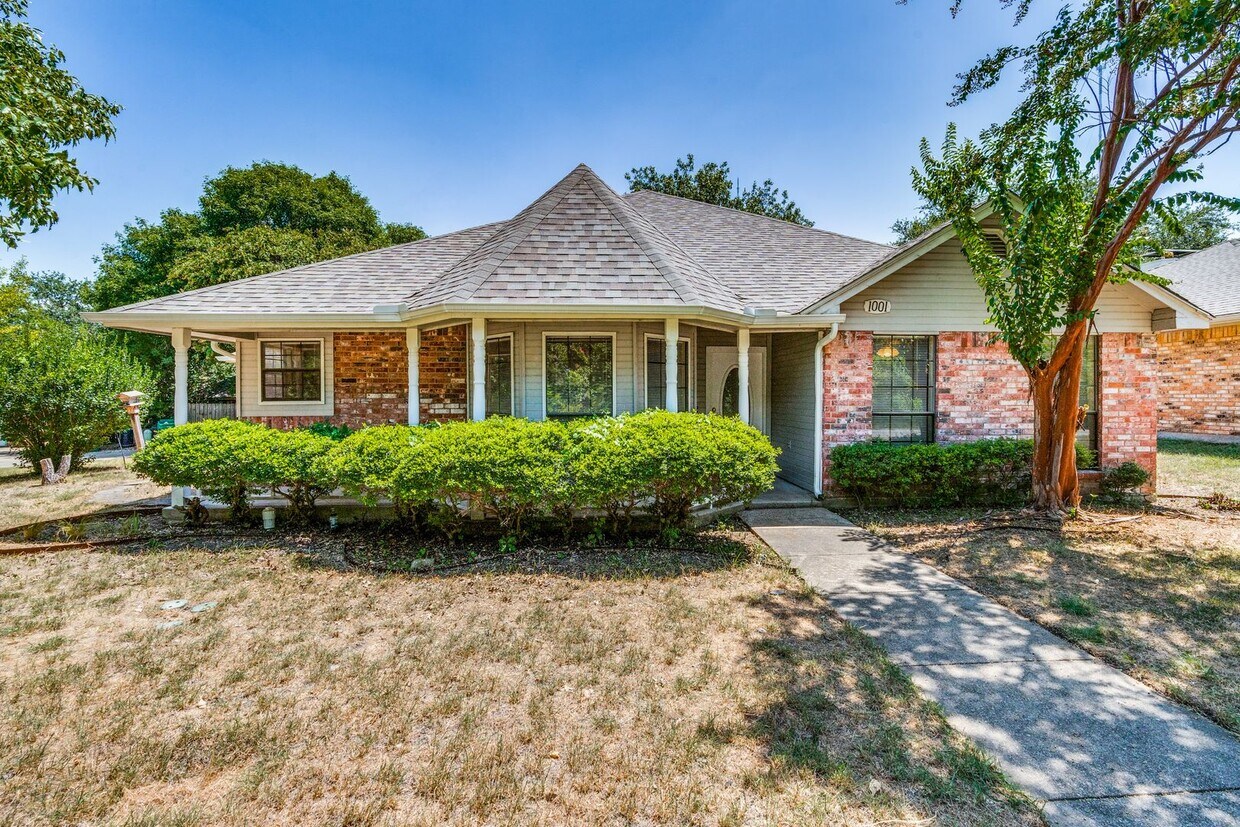 Foto principal - One Story, 3 Bedroom, 2.5 Bath Home in Ced...