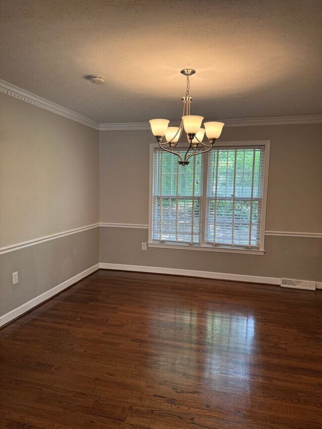 Foto del edificio - 4 Bedroom with fenced in yard!