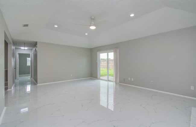 Building Photo - 326 Fair Oak Dr