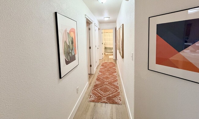 Foto del edificio - Beautiful updated 4/2 with 3 car garage close to Costco and south Redding Amenities!  Dog friendl...