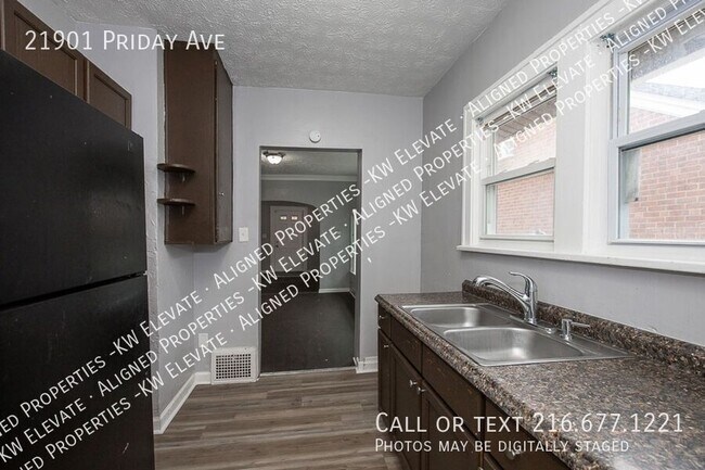 Building Photo - Bright & Charming  3 bedroom !