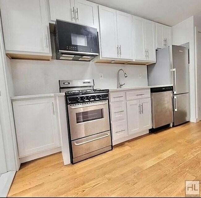 Foto del edificio - GREENE AVENUE / Spacious 1-Bed 1-Bath / Mi...