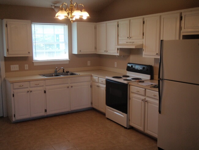 Building Photo - 560 Snow Hill St