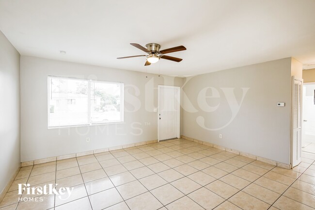 Foto del edificio - 18000 NW 6th Ct