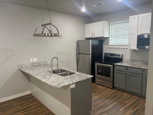 Foto del edificio - 3 bedroom and 2 bathroom house built in 2020