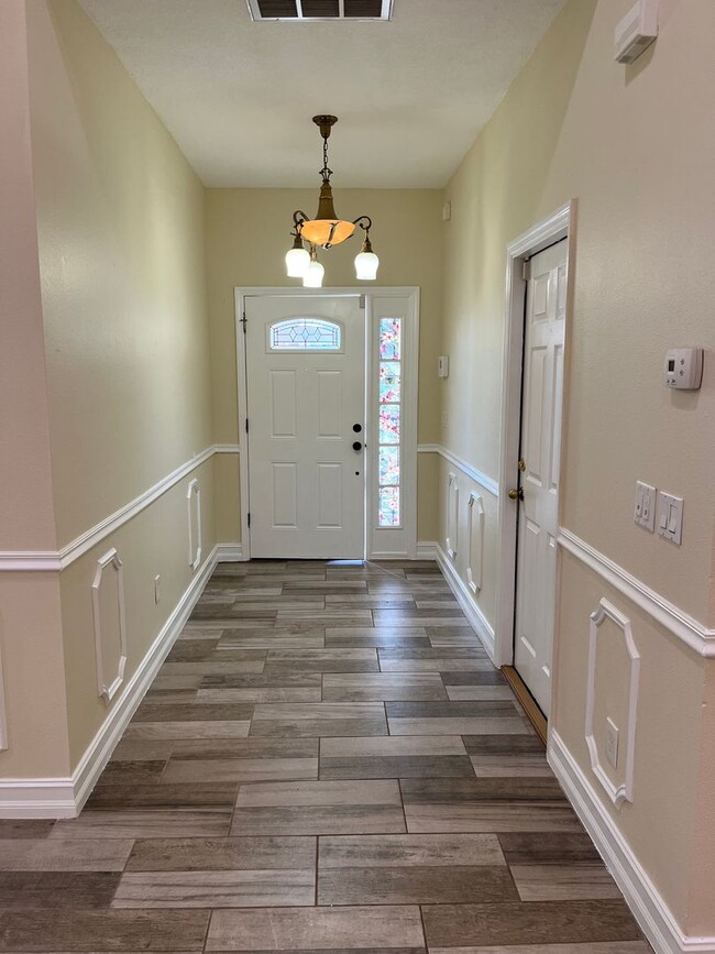 Building Photo - Spacious & updated 4-BR 2-bath duplex!