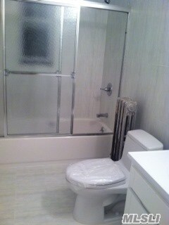 Foto principal - 63-43 Haring St