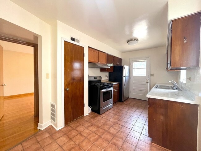 Building Photo - 5127 N Springfield Ave