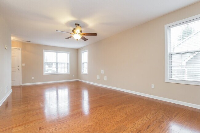 Foto del edificio - 775 Riverside Walk Crossing NE