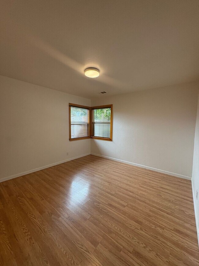 Foto del edificio - 4817 Hansen Ave