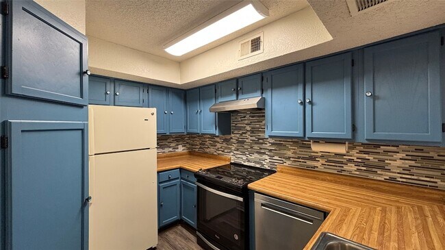 Building Photo - 2301 Basil Dr