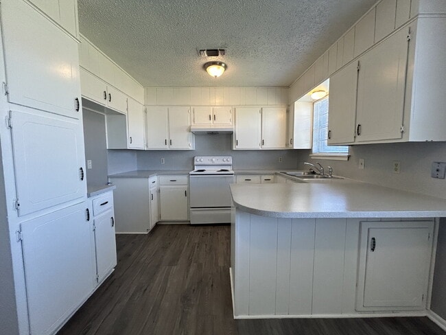 Building Photo - House Located Within Minutes Of Hospital D...