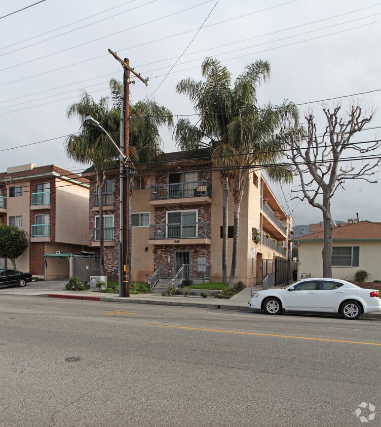Foto principal - 630 S Lake St