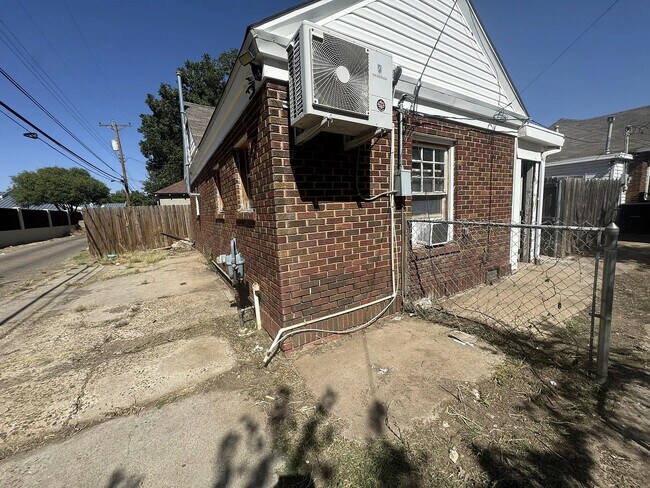 Building Photo - 2042 S Washington St