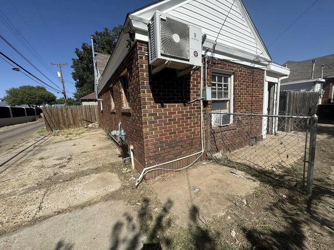Building Photo - 2042 S Washington St