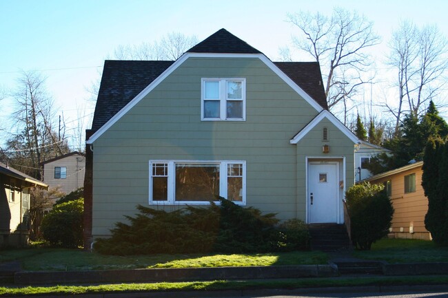 Building Photo - PRELEASE:  Huge 5 bdrm/2 bath near WWU