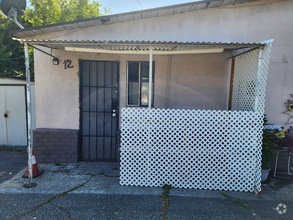 Building Photo - 818 E Rte 66