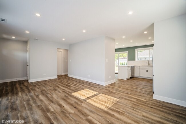 Building Photo - 648 Oakwood Ct