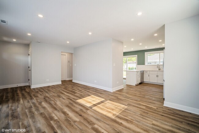 Foto del edificio - 648 Oakwood Ct