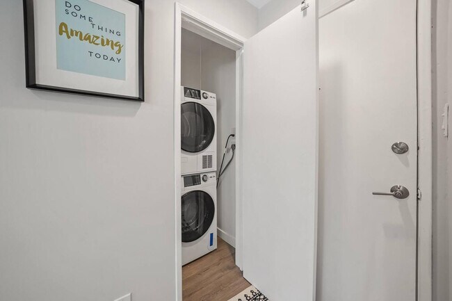 Foto del edificio - 350 N Crescent Dr