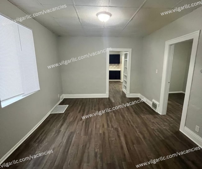 Building Photo - Over 1,100 sq ft 3 large bedrooms • 1.5 spacious bathrooms home in East Chicago, IN