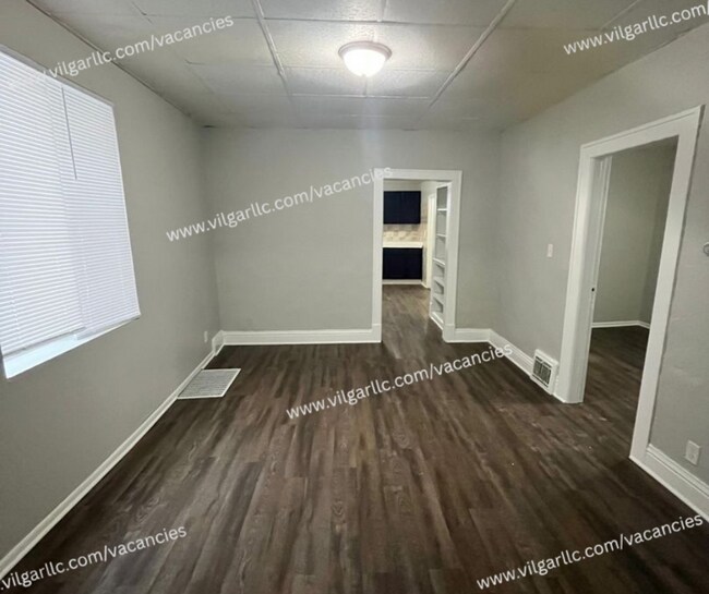 Foto del edificio - Over 1,100 sq ft 3 large bedrooms • 1.5 spacious bathrooms home in East Chicago, IN