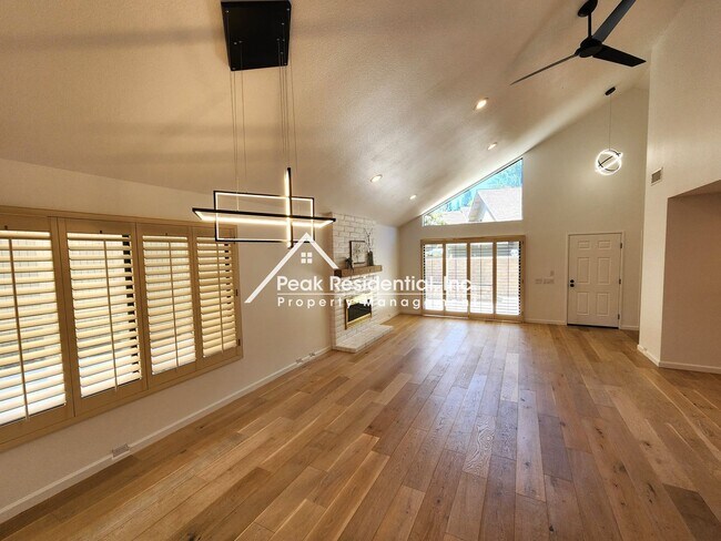 Building Photo - Wonderful 2bd/2ba Gold River Home with 2 C...