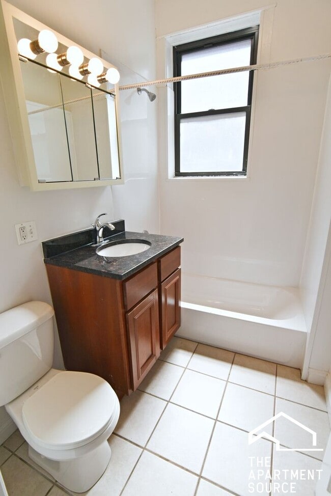 Building Photo - 714 W Buckingham Pl