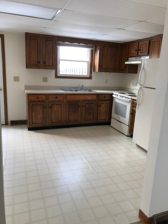 Combinación de cocina y comedor - 99 Shirley Cir