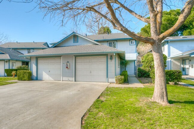 Foto del edificio - Greenwood Estates has an Excellent 2 Bedroom, 1.5 Bath Townhouse with a Backyard and Garage!