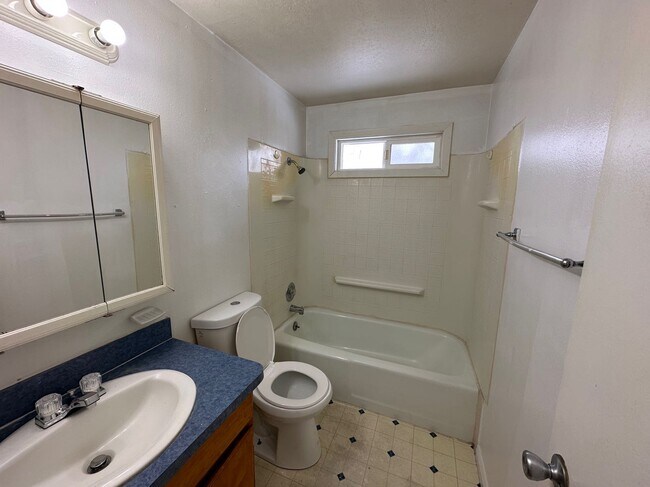 Building Photo - 547 Poole-2