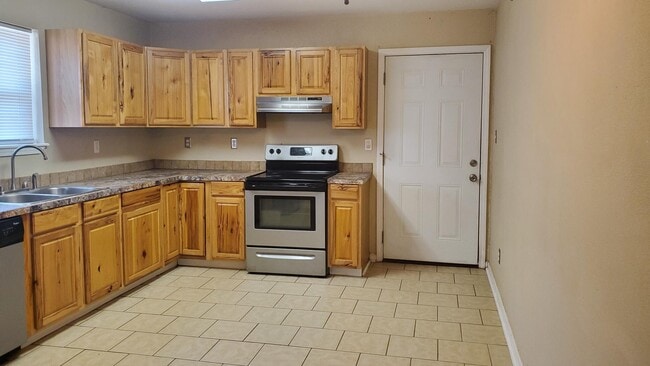 Building Photo - 2608 E Maple Ave