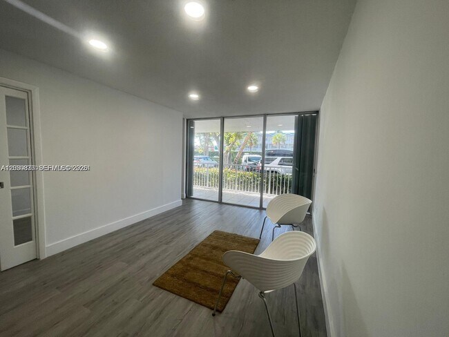 Foto del edificio - 1865 79th Street Causeway