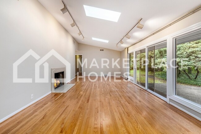 Foto del edificio - 6493 Thorncrest Dr