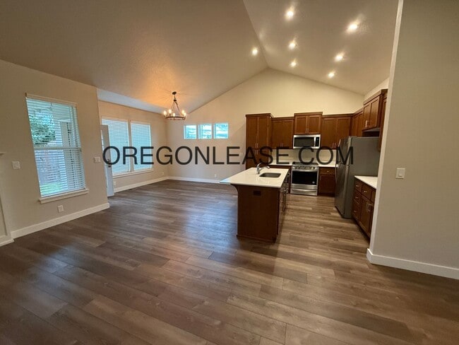 Building Photo - 4 bedroom 2 bath 1650 sqft Springfield home