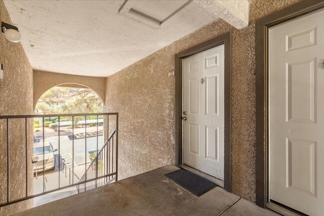 Building Photo - Beautiful 1 Bedroom 1 Bath Condo - Move In...