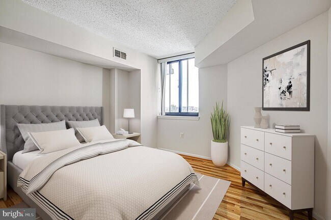 Building Photo - 1001 N Randolph St