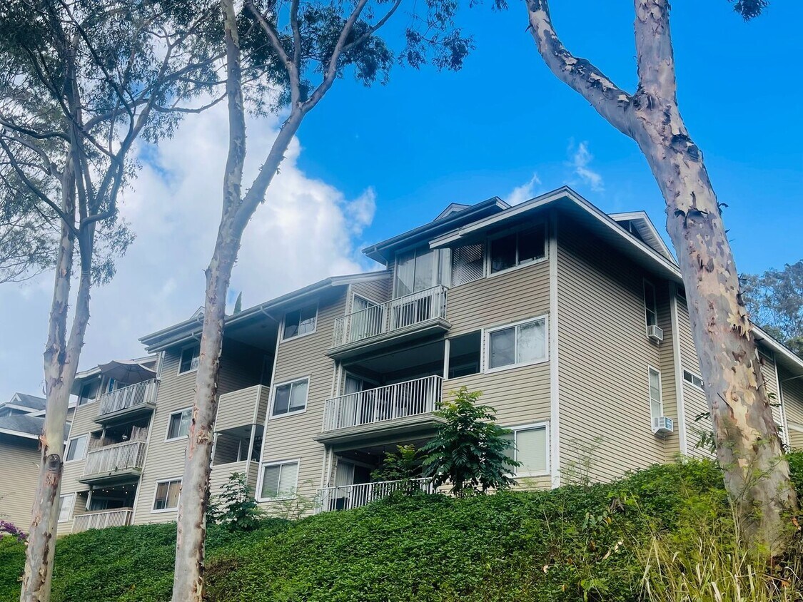Foto principal - Partly Furnished 3-bedroom, 3-bath condo a...