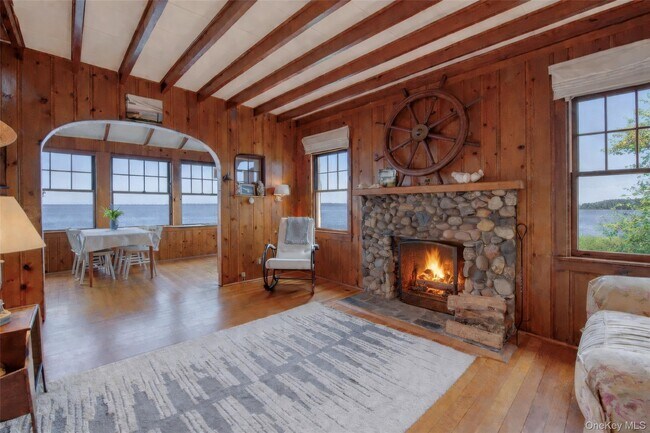 Foto del edificio - 2662 Paradise Shores Rd