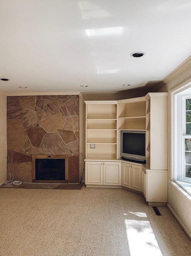 Building Photo - 933 Vista Grande