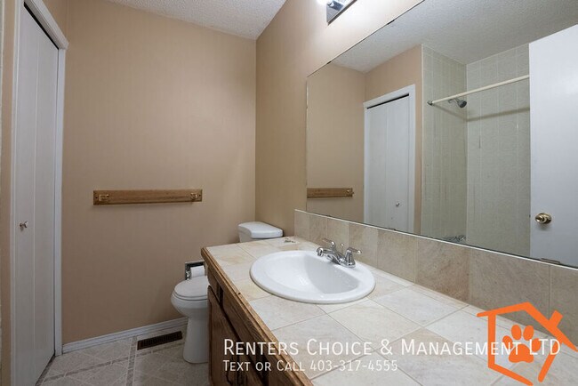 Photo du bâtiment - 3 Bedroom Main Floor, UTILITIES INCLUDED