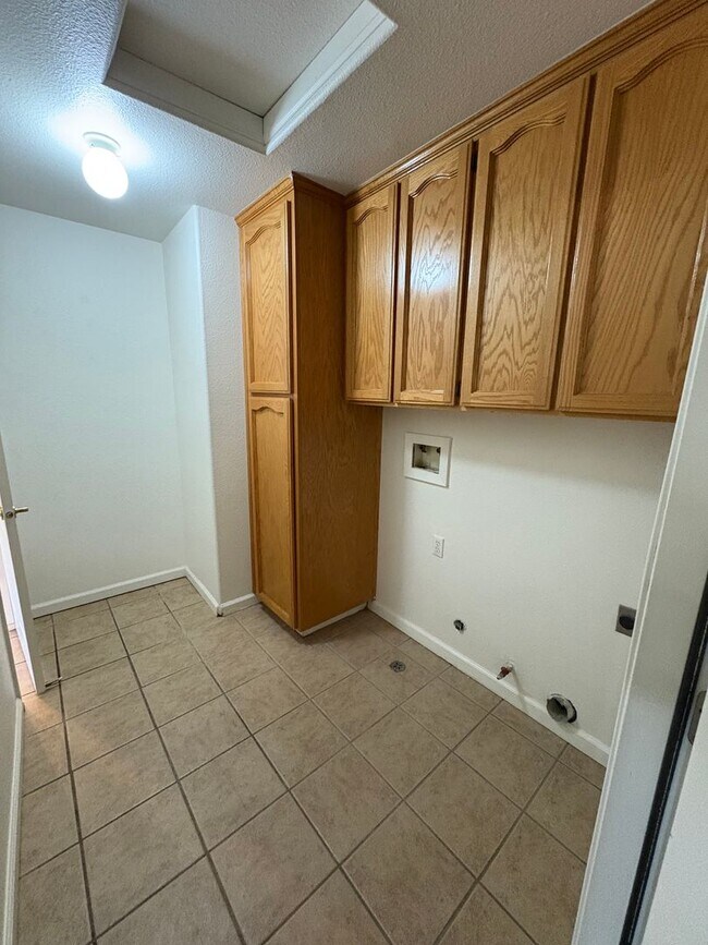 Foto del edificio - Corner lot home in NE Visalia Available Now!