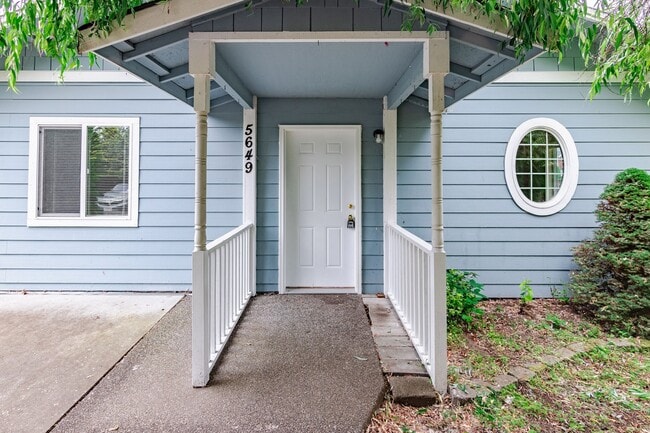 Building Photo - 3 Bed Room 2 Bath No Garage No Carport