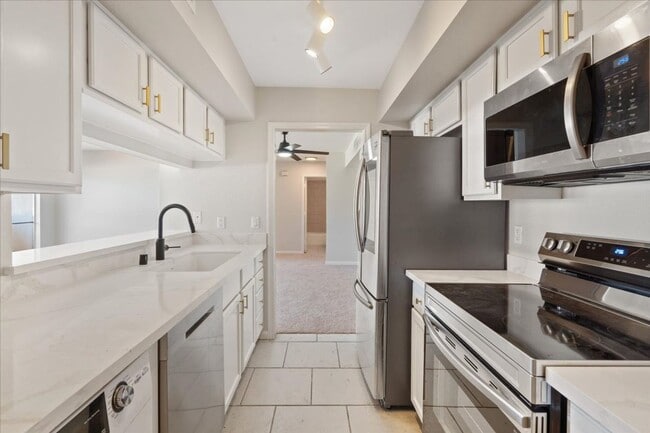 Building Photo - 669 Oakmont Ave