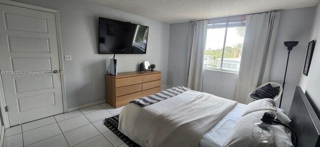 Foto del edificio - 7601 Dickens Ave