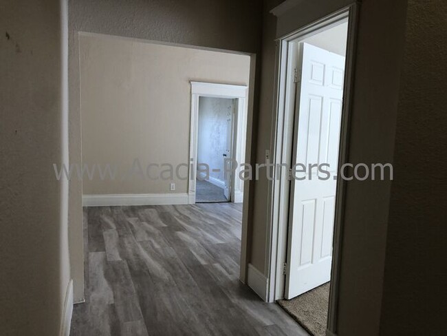 Building Photo - Charming Two Bedroom/One Bath