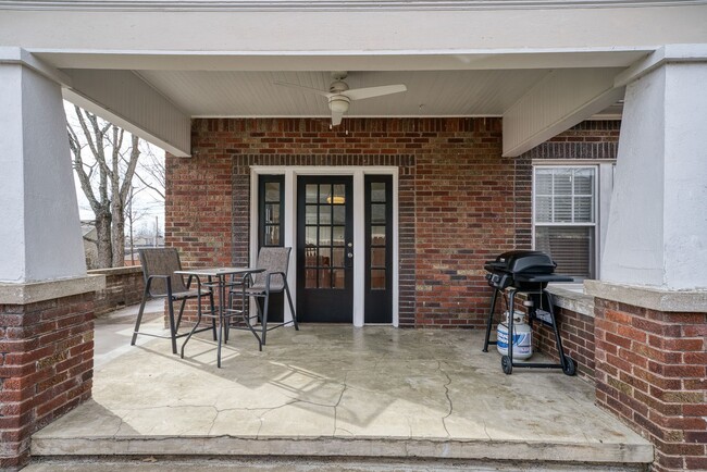 Building Photo - Renovated Vintage Cottage in downtown Cook...