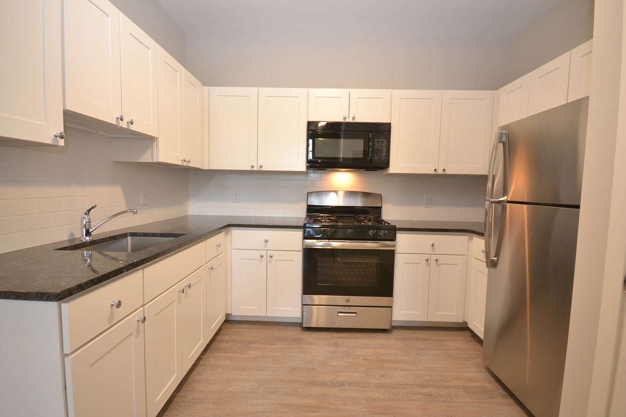 Primary Photo - 18 N Lansdowne Ave