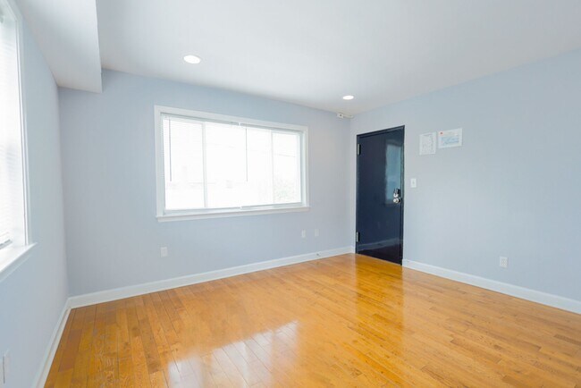 Building Photo - Charming 2 BR/1 BA Apartment in Deanwood –...